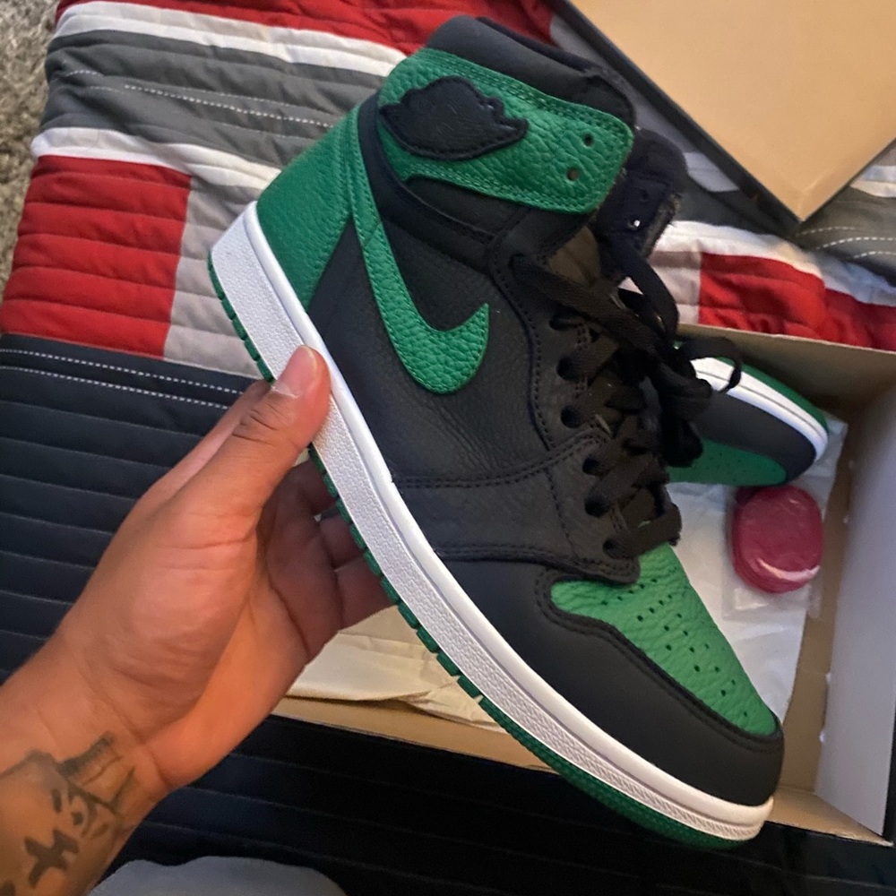 Air Jordan 1 OG “Pine Green” size 10